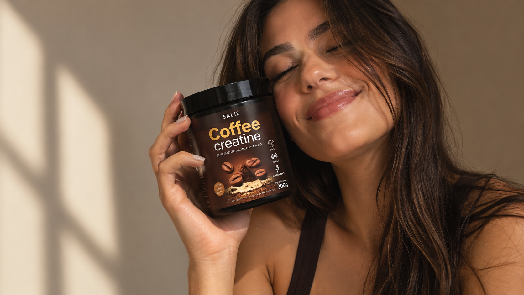 Mulher segurando o Coffee Creatine da Salie